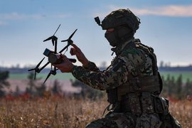 Боец российского спецназа запускает дрон-камикадзе в зоне СВО