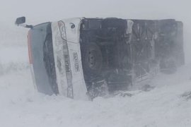 Съехавший в кювет автобус в Красноярском крае