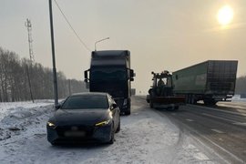 Mazda 3 и Volvo на трассе в Кузбассе