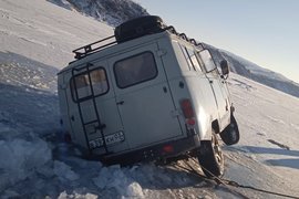 Провалившийся под лед Байкала УАЗ