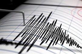 Сейсмограф регистрирует землетрясение