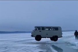 УАЗ на льду Байкала