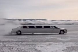 Лимузин на льду Байкала