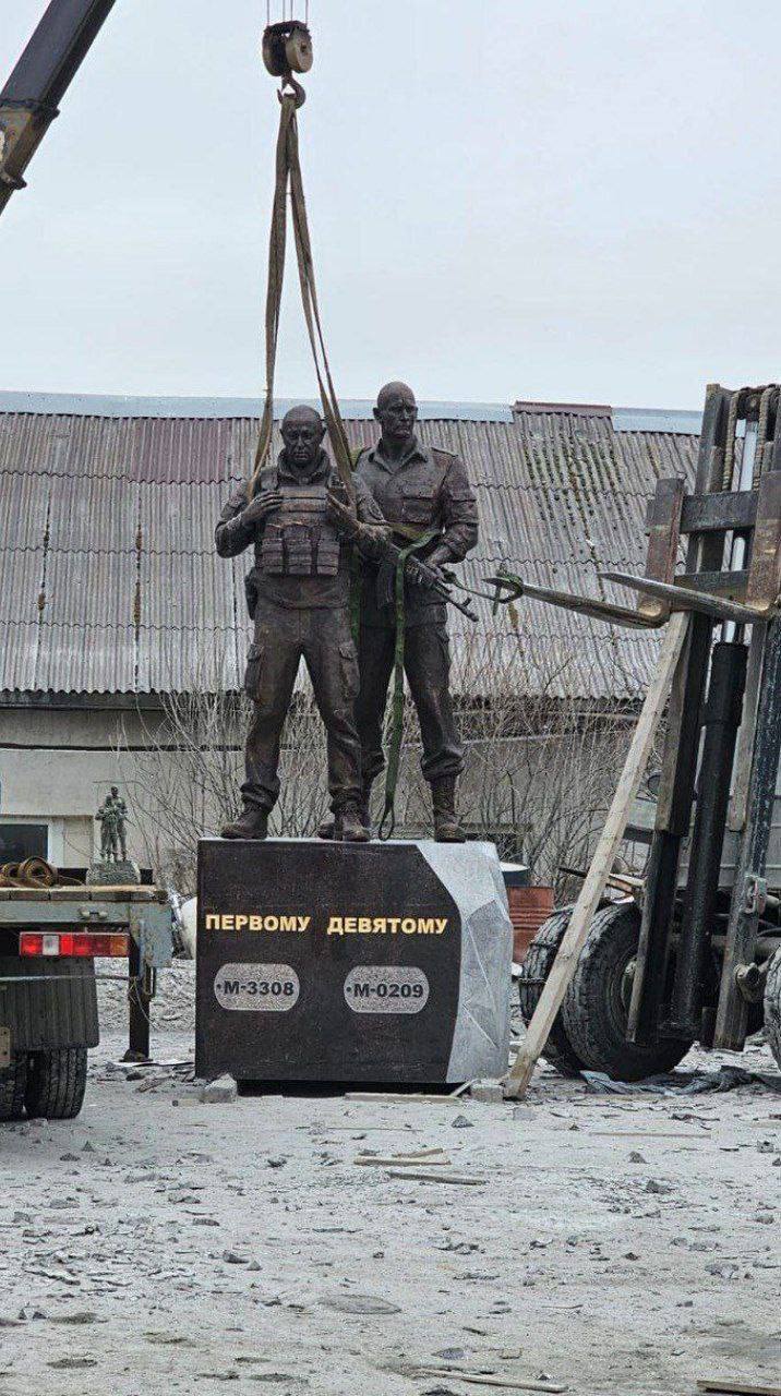 Памятник основателю ЧВК «Вагнер» Евгению Пригожину и командиру Дмитрию Уткину в Горячем Ключе