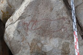 Человек и бык на древнем наскальном рисунке в бассейне реки Кан