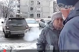 Автомобиль придавил женщину в подъезде в Новосибирске