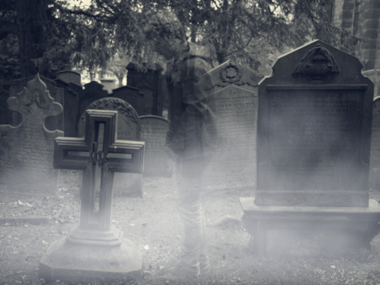 Призрак на кладбище