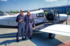 Совершающие кругосветное путешествие пилоты Боб Бейтс и Барри Пейн в аэропорту Толмачево