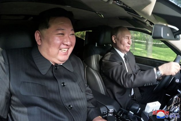 Президент России Владимир Путин и глава КНДР Ким Чен Ын в автомобиле Aurus