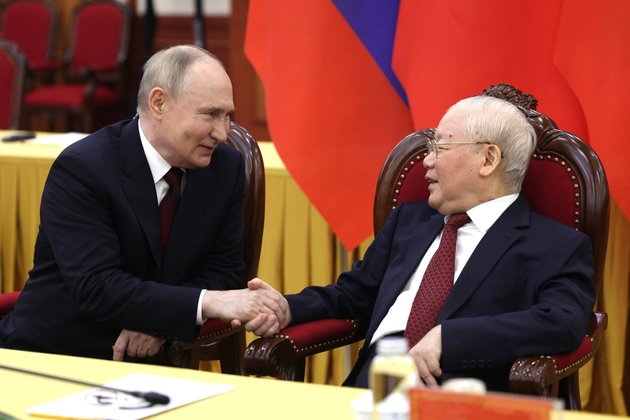 Президент России Владимир Путин с генеральным секретарем ЦК Компартии Вьетнама Нгуен Фу Чонгом.