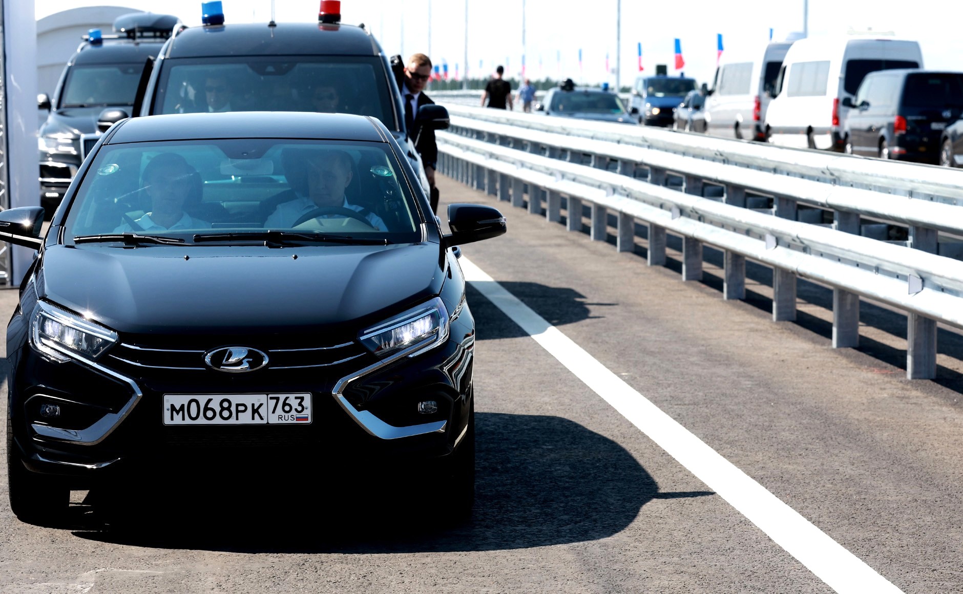 Путин прибыл на открытие трассы за рулем Lada Aura