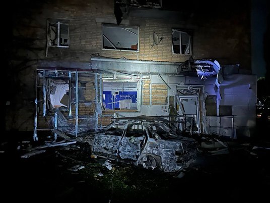 Последствия падения обломков ракеты на жилой дом в Курске
