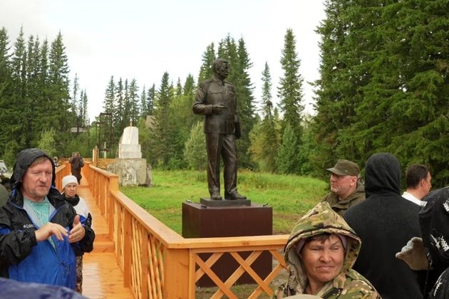 Памятник Сталину в поселке Курейка