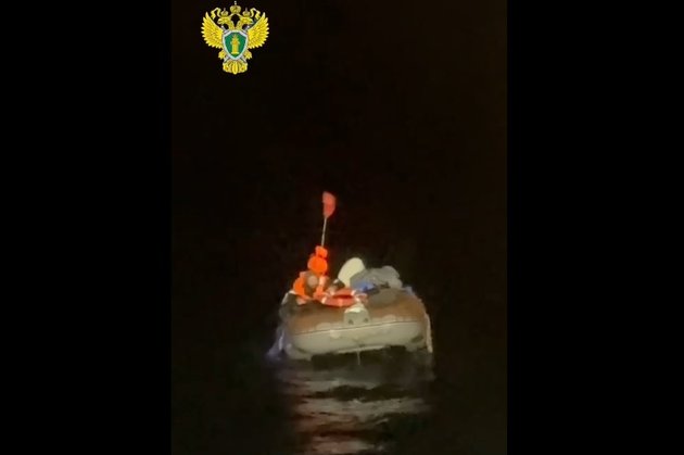 Спасение мужчины в Охотском море