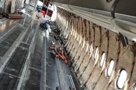 Разбор самолета Airbus A320 в пшеничном поле в Новосибирской области