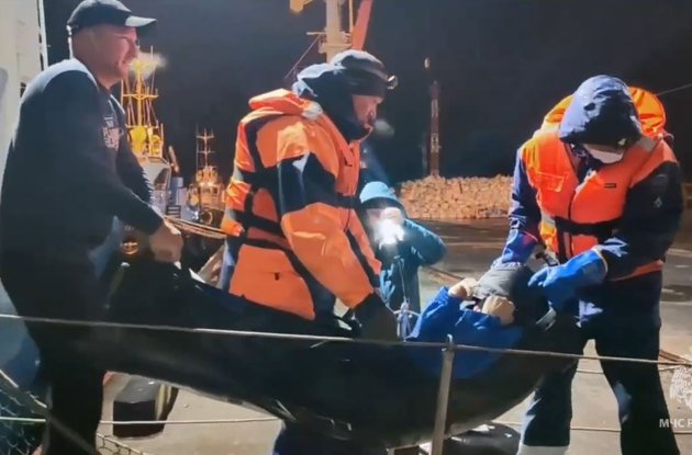 Эвакуация выжившего в Охотском море Михаила Пичугина