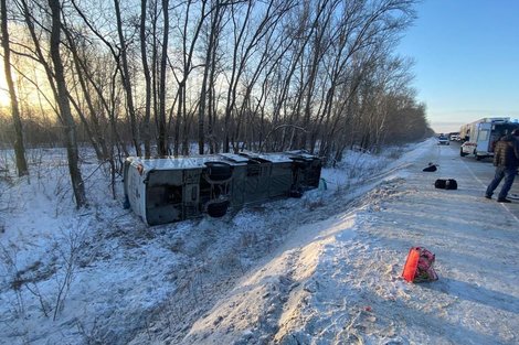 Опрокинувшийся автобус на трассе в Новосибирской области