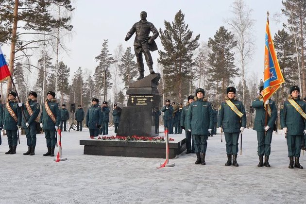 Памятник погибшему главе МЧС Евгению Зиничеву