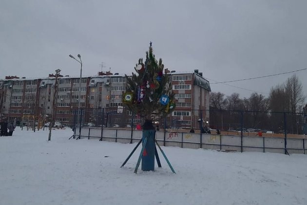 Новогодняя елка в микрорайоне Амурский Омска