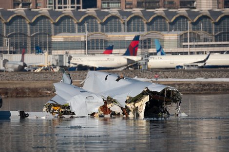 Река Потомак, куда упал самолет Bombardier CRJ700 после столкновения с вертолетом