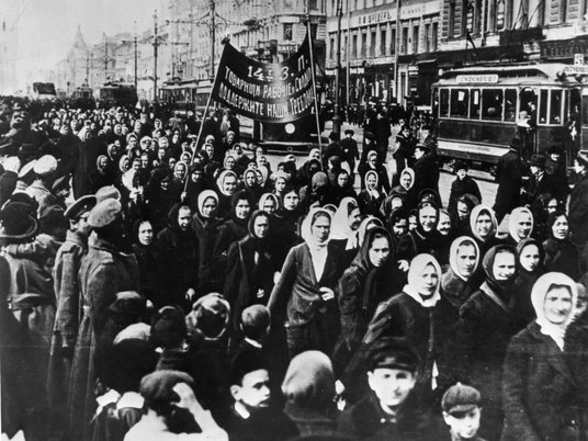 Забастовка ткачих в Петрограде под лозунгом «Хлеба и мира!»