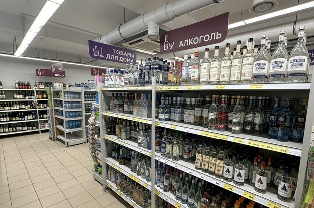 Супермаркет, полки с алкоголем