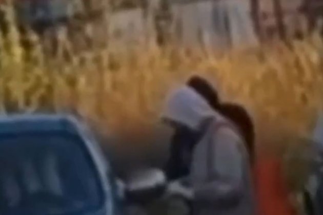 Подростки в Новосибирске наносят химическое вещество на машину