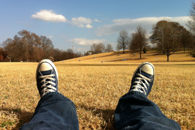 Человек расслабляется, ленится