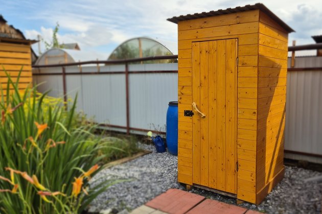 Деревянный дачный туалет