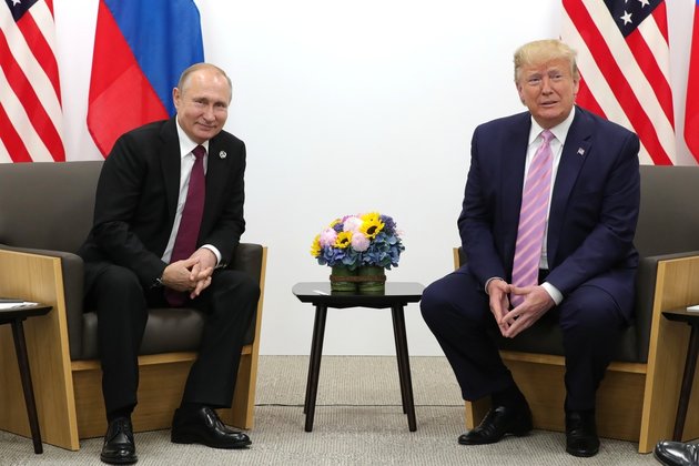 Президенты России и США Владимир Путин и Дональд Трамп в 2019 году