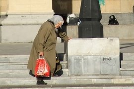 Бабулька на ступеньках