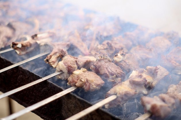 Приготовление шашлыка из баранины