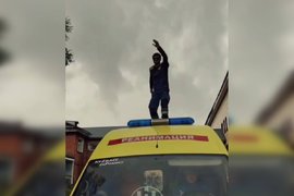 Танцы сотрудников скорой помощи Шерегешской больницы на крыше реанимобиля