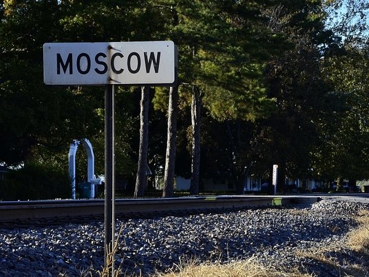 Табличка с населенным пунктом на дороге