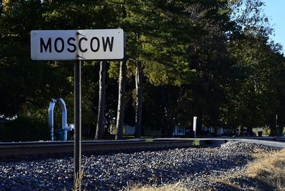 Табличка с населенным пунктом на дороге
