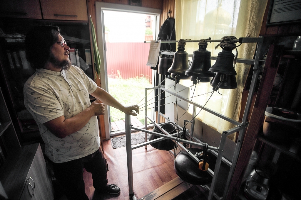 Алексей Талашкин у модели звонницы в школе звонарей