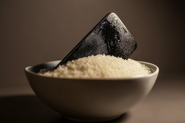 Просушка смартфона рисом