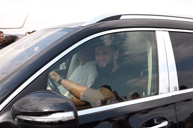 Борец UFC Хамзат Чимаев за рулем подаренного главой Чечни Mercedes-Maybach