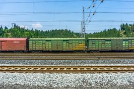 Товарные вагоны на железной дороге