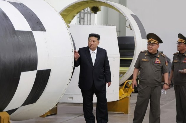 Ким Чен Ын посетил НИИ Комплексного центра по исследованию химических материалов при Главном управлении ракетостроения КНДР