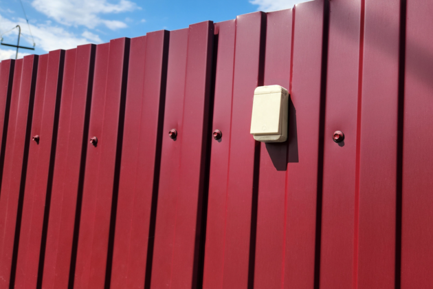 Звонок на заборе