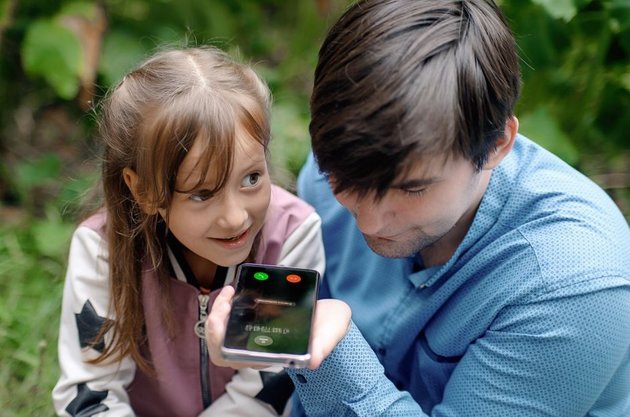 Девочка и парень говорят по мобильному