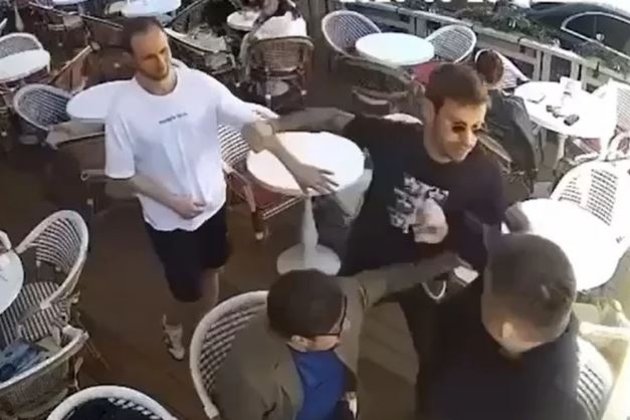 Футболист Федор Смолов бьет мужчину в «Кофемании»