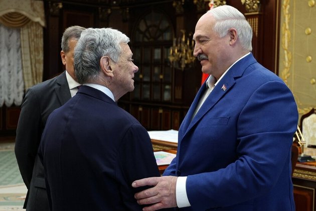 Президент Белоруссии Александр Лукашенко с представителем президента США Джоном Коулом