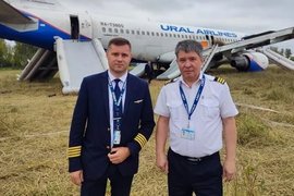 Командир Airbus A320 Сергей Белов (слева) и второй пилот Эдуард Семенов