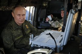 Владимир Путин в машине управления командира батальона