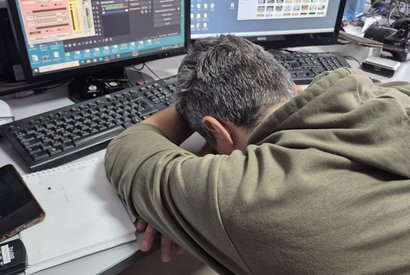 Сотрудник спит на рабочем столе