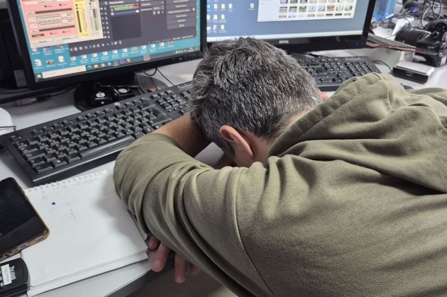 Сотрудник спит на рабочем столе