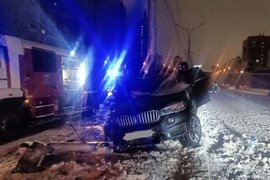 Врезавшийся в столб BMW X5 на Ипподромской магистрали в Новосибирске 11 января 2025