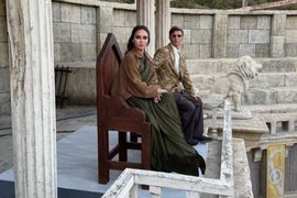 Ведущие шоу «Выжить в...» Ляйсан Утяшева и Павел Воля